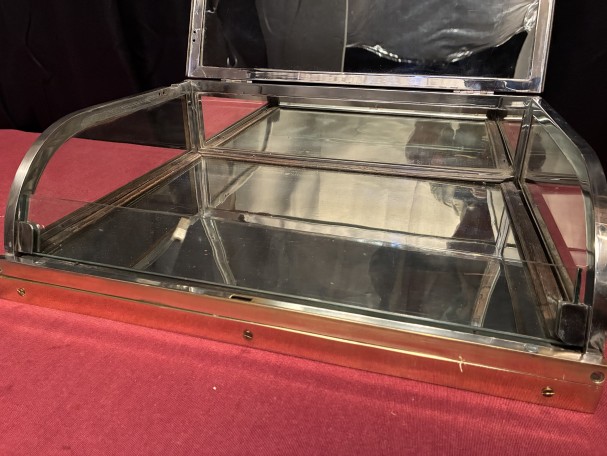 Ancienne petite vitrine de comptoir de magasin.