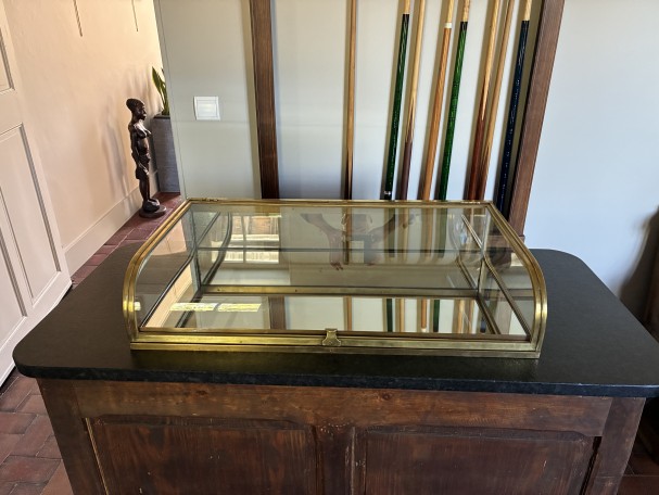 Ancienne vitrine de comptoir de magasin.