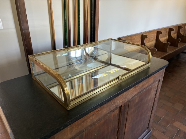 Ancienne vitrine de comptoir de magasin.