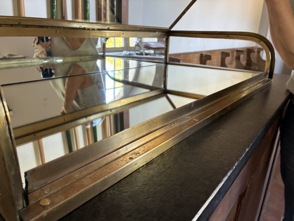 Ancienne vitrine de comptoir de magasin.
