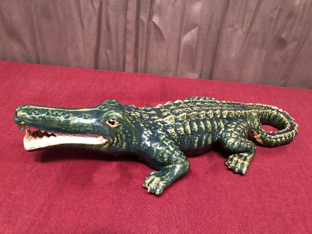 Ancien grand crocodile en faience.