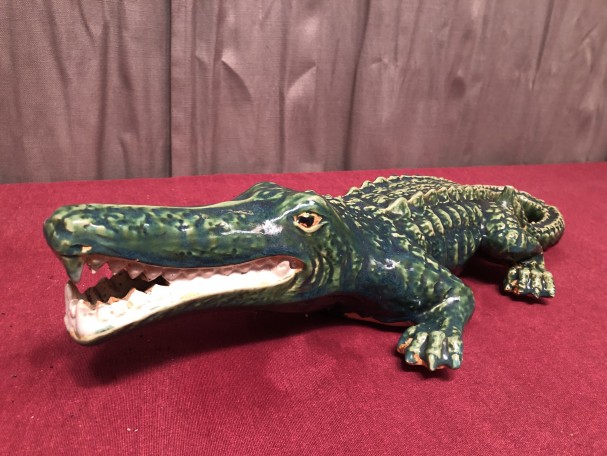 Ancien grand crocodile en faience.