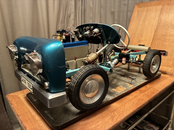 Ancienne voiture didactique.