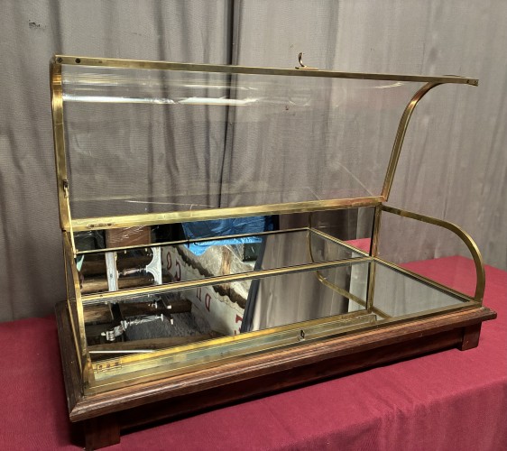 Ancienne vitrine de comptoir.