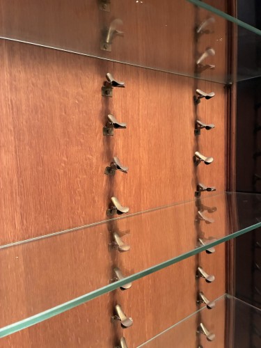 Ancienne vitrine de collectionneur de pipes.Tabac.