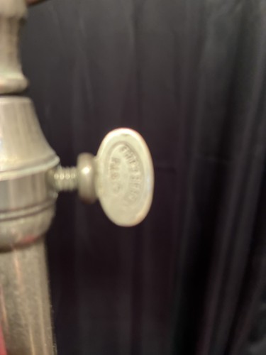 Ancien présentoir à vêtement de vitrine de magasin.