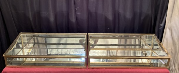 Ancienne paire de vitrines de comptoir de magasin.