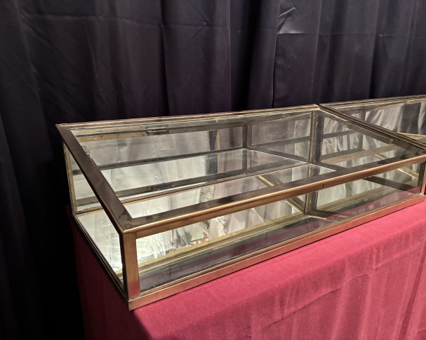 Ancienne paire de vitrines de comptoir de magasin.