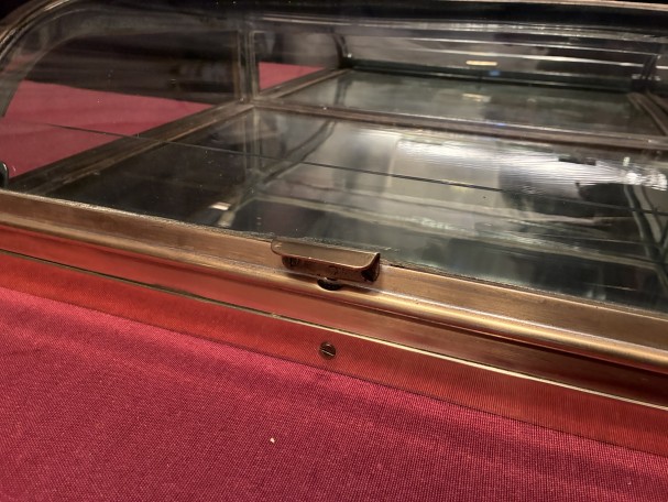 Ancienne petite vitrine de comptoir de magasin.