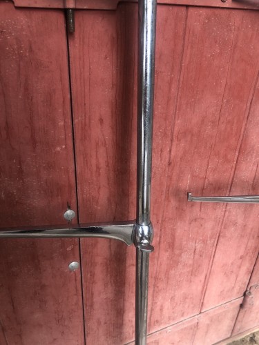 Anciens montants pour étagères de magasin.