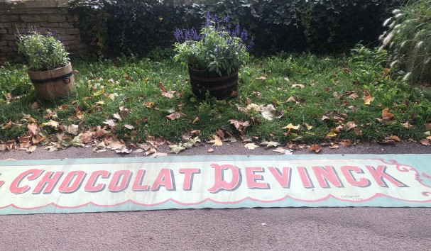 Ancien lambrequin, store, calicot, chocolat.