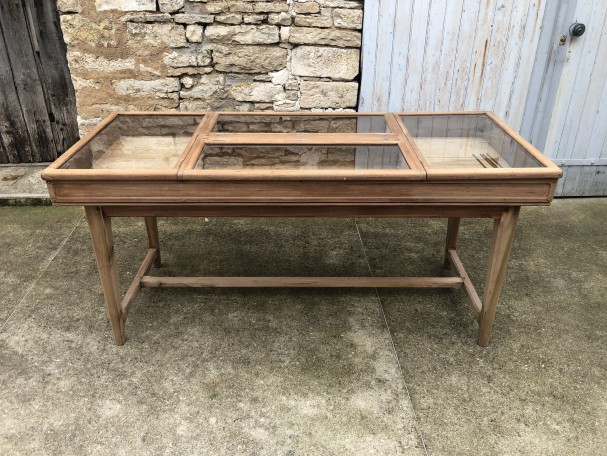 Ancienne grande vitrine de magasin.(réservé)