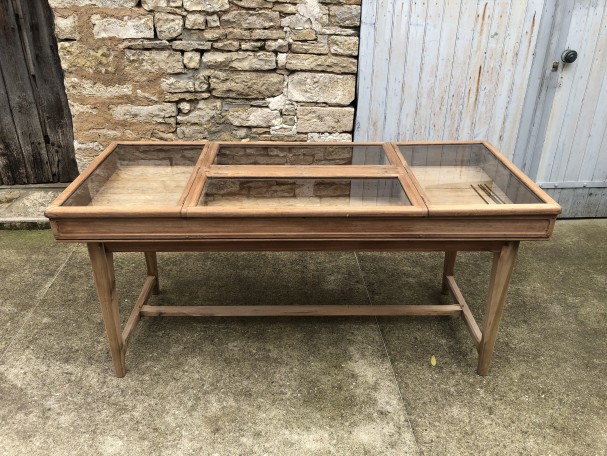 Ancienne grande vitrine de magasin.(réservé)