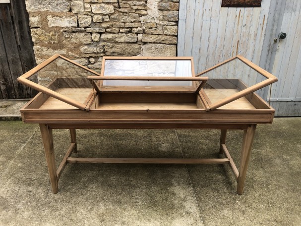 Ancienne grande vitrine de magasin.(réservé)