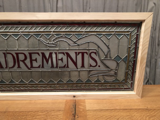 Ancienne enseigne de magasin.