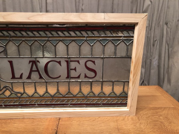 Ancienne enseigne de magasin.