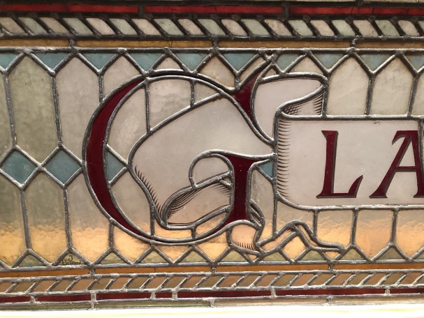 Ancienne enseigne de magasin.