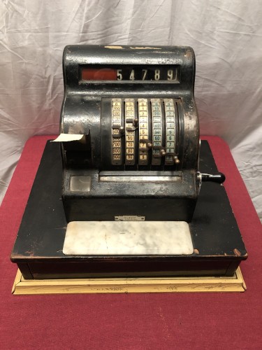 Ancienne caisse enregistreuse de magasin.