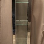 Ancienne vitrine colonne.