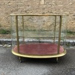 Ancienne vitrine de milieu, comptoir de magasin.