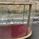 Ancienne vitrine de milieu, comptoir de magasin.