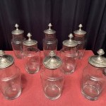 Suite de huit flacons, bocaux de confiserie.