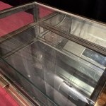Ancienne petite vitrine de comptoir de magasin.