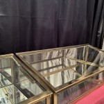 Ancienne paire de vitrines de comptoir de magasin.