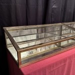Ancienne paire de vitrines de comptoir de magasin.