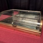 Ancienne petite vitrine de comptoir de magasin.