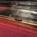 Ancienne petite vitrine de comptoir de magasin.