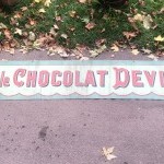 Ancien lambrequin, store, calicot, chocolat.